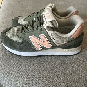 New Balance 574 Women’s size 6, Green and Peach